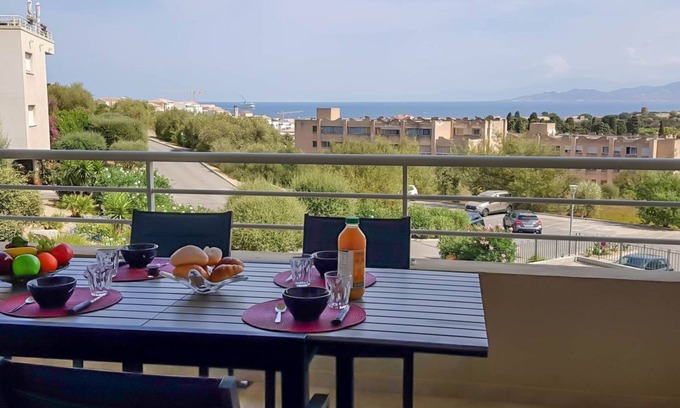L'Ile-Rousse Apartment | Quiet apartment with beautiful view of the gulf