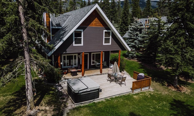 Nordegg Cabin | Quiet Cabin in the Mountains with a hot tub, CookHouse & all you need in nature!