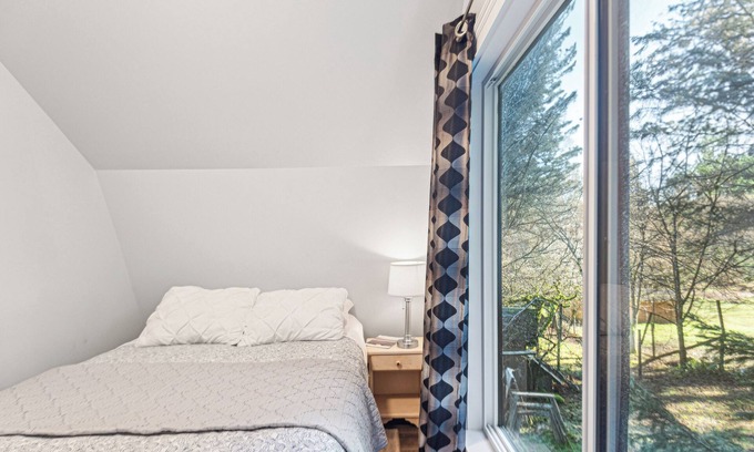 Shawnigan Lake Apartment | Quiet carriage suite near vinyards and lake
