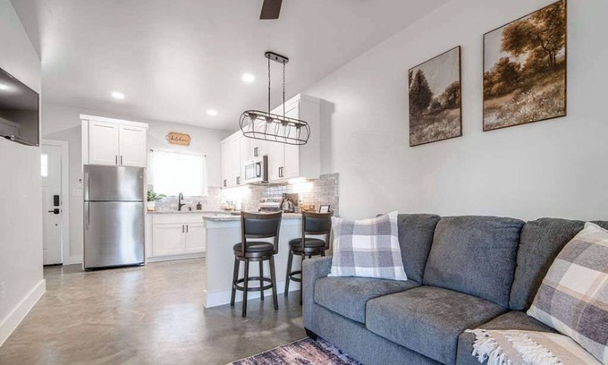 Fredericksburg House | Quiet Casita with Hot Tub six Min from Downtown