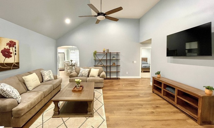 Bowling Green House | Quiet, Convenient, Spacious, and Fully Equipped