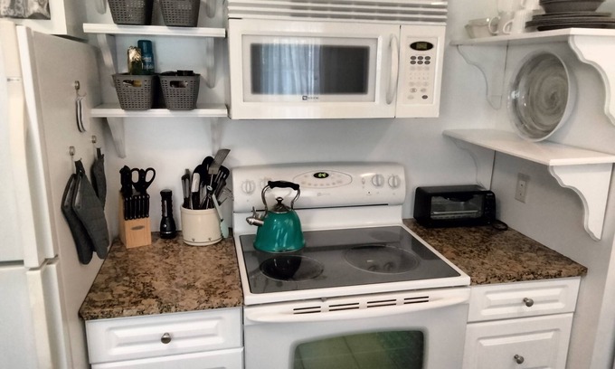 Amelia City Apartment | Quiet Duplex. Walking distance to the Famous Amelia Concours d`Elegance