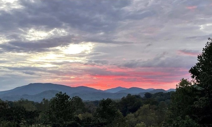 Townsend Condo | Quiet First Floor Condo with Mountain Views ~ Five Minutes from GSMNP!