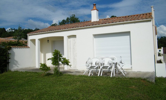 Saint-Denis-du-Payre House | Quiet house near the sea