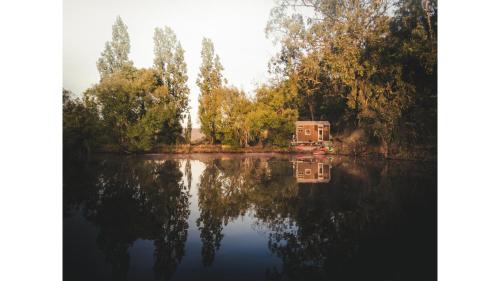 Flowerdale House | Quiet Lake House In Winery by Tiny Away