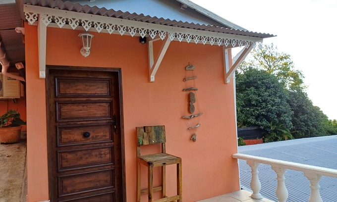 La Montagne House | Quiet little hut surrounded by vegetation.