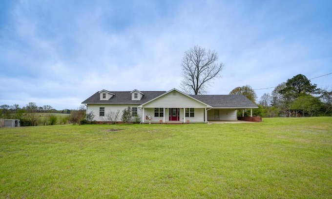 Lawson House | Quiet Marion Getaway with Fireplace!