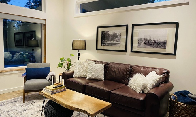 Sooke Cottage | Quiet oasis steps from the Sooke River.