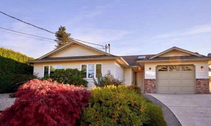 Regional District of Nanaimo House | Quiet, private, bungalow w fenced yard.