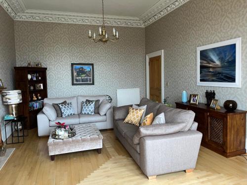 Merchiston House | Quiet room in vibrant Bruntsfield with private parking