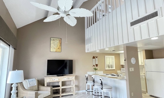 Villa Sabine Condo | Quiet, Sunny & Cheap! Walk to the Beach!n2 Night Getaways