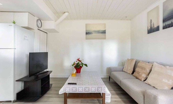 Richmond House | Quite and Convenient 1 Bed 1 Living Fiber Gig WiFi/AC/Parking/Near YVR