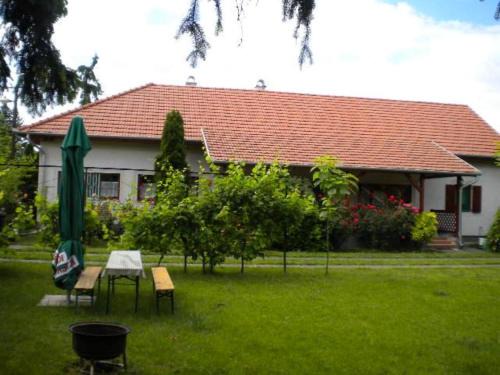 Poroszlo Apartment | Rózsakert Apartman