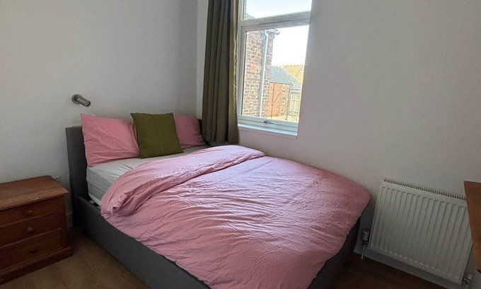 Bootle House | R3 - Bright Ensuite Double Room near Liverpool
