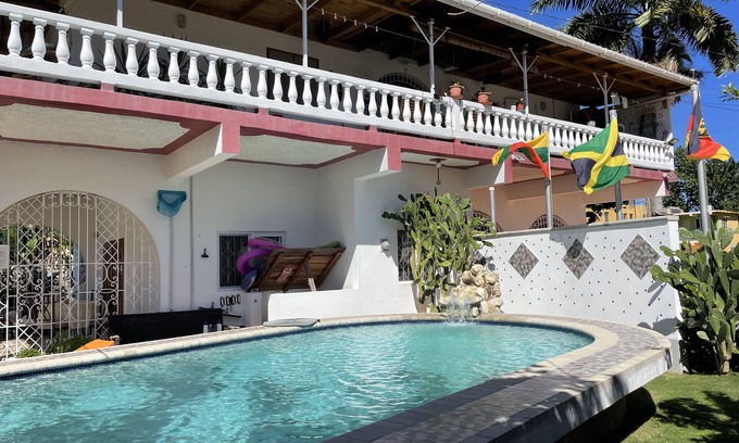 Runaway Bay Apartment | Rainbow Apartment 1 - feel completely at home