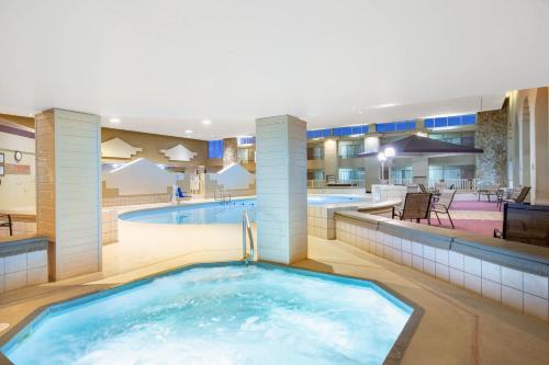 Grand Island Hotel | Ramada by Wyndham Midtown Grand Island
