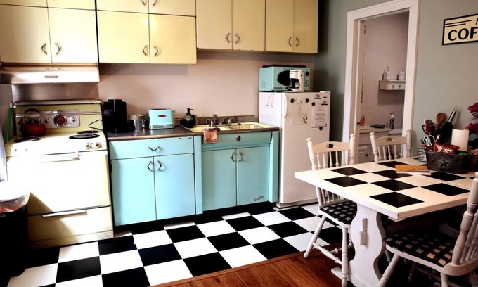 Deadwood Apartment | Rare Hideaway on Main, Retro unit