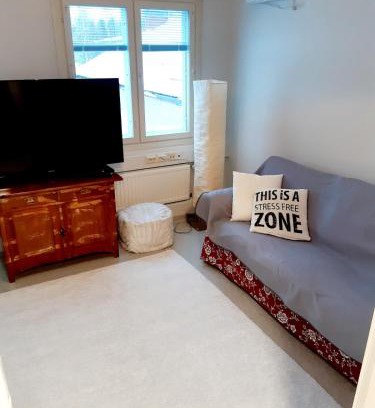 Kalvola Apartment | Rauhallinen kahden makuuhuoneen asunto Iittalassa junaradan vieressä