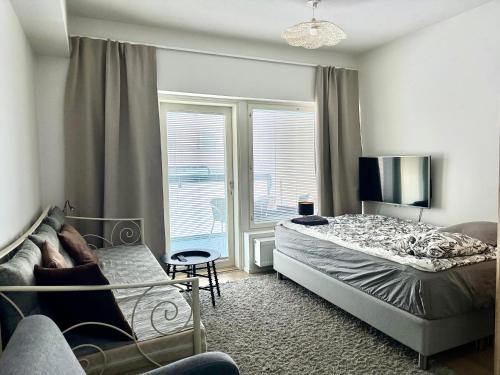 Ylamylly Apartment | Rauhallinen studio isolla parvekkeella