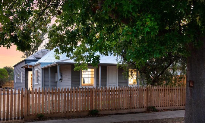 Clunes House | Readers Rest