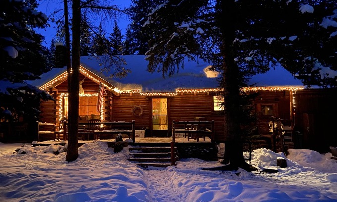 Almont Cabin | Real log cabin close to skiing in winter and outdoor activities in summer & fall