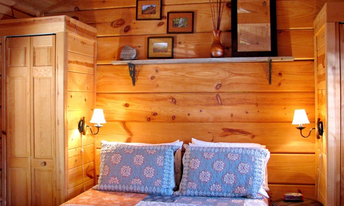 Altamont Cabin | Real Logs-1BR, queen bed & futon-sleeps 4. Riverside w/Hot Tub