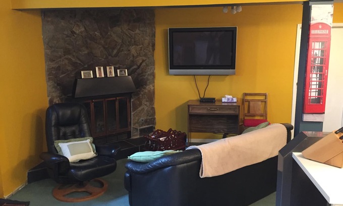 Calgary Apartment | Recently Renovated Spacious 2 Bedroom Pet-Friendly Suite