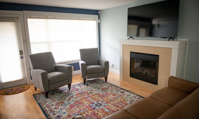 Esperance Condo | Recently Updated 2BD Condo in Edmonds WA - Great Location!