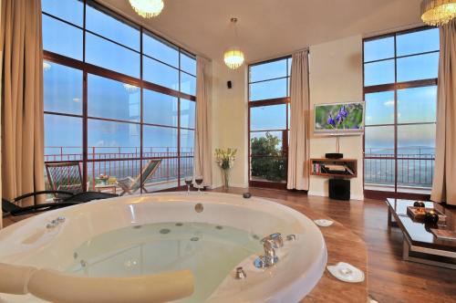 Amirim Cabin | Red and White אדום לבן