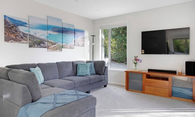 Red Beach House | Red Beach Hideaway with BBQ and Air-con