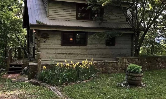 Mentone Cabin | Red Bird Roost - Cozy log cabin on the Brow steps to downtown and Brow Park