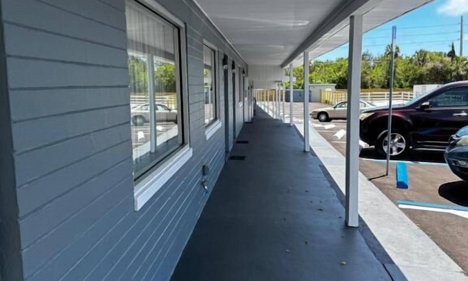 South Daytona Hotel | Red Carpet Inn