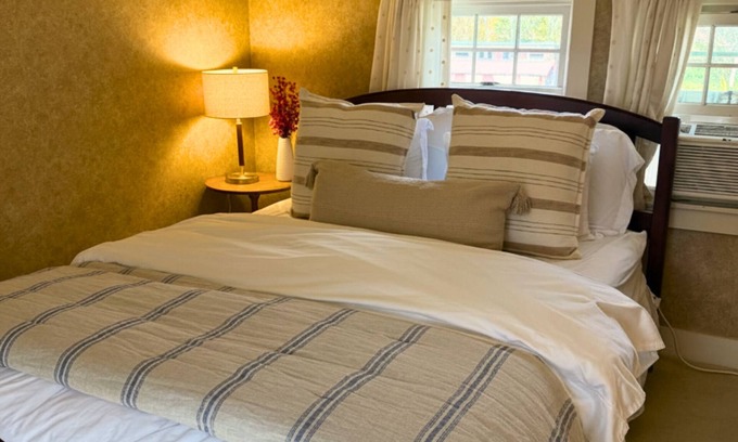 Mendon Apartment | Red Clover Inn 2-story Queen Suite near Killington