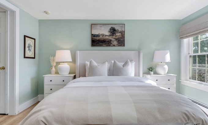 Mendon Apartment | Red Clover Inn: Queen Suite near Killington
