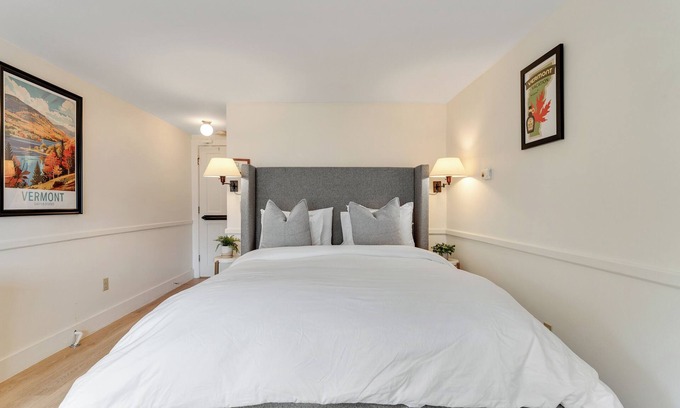 Mendon Apartment | Red Clover Inn: Queen Suite + sofabed Killington