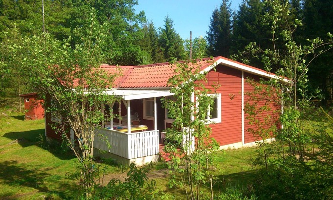 Hallaryd House | Red cottage near the lake with free Wifi