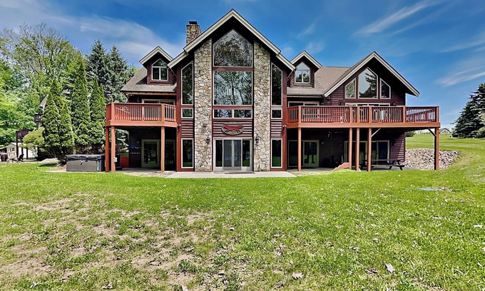 Waterfront Greens House | Red Fox | Pet Friendly, Lakefront, Community Golf!