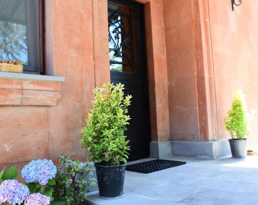 Aramus House | Red House Hatis