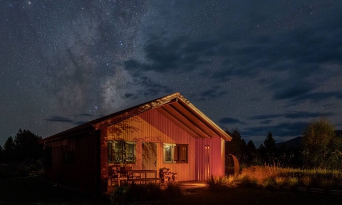 Twizel Cabin | Red Hut - breathtaking scenery with a touch of luxury, Twizel
