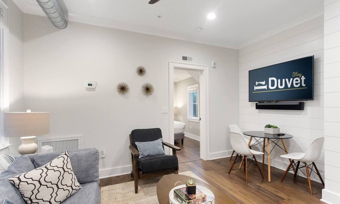 Cannonborough Elliotborough Apartment | Red Robin - A | 3 Blocks to King Street!