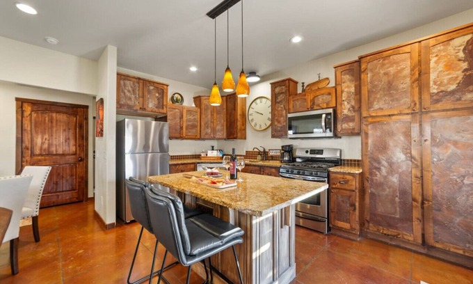 Moab South Valley Apartment | Red Rock Oasis I Large Patio I Pool & Hot Tub I Views