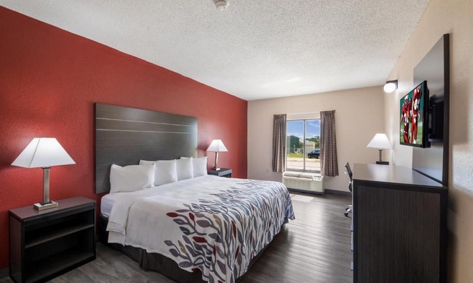 Manor Hotel | Red Roof Inn & Suites Austin East - Manor
