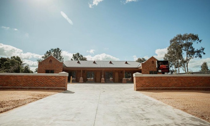 Huntly Hotel | Red Waratah Accommodation