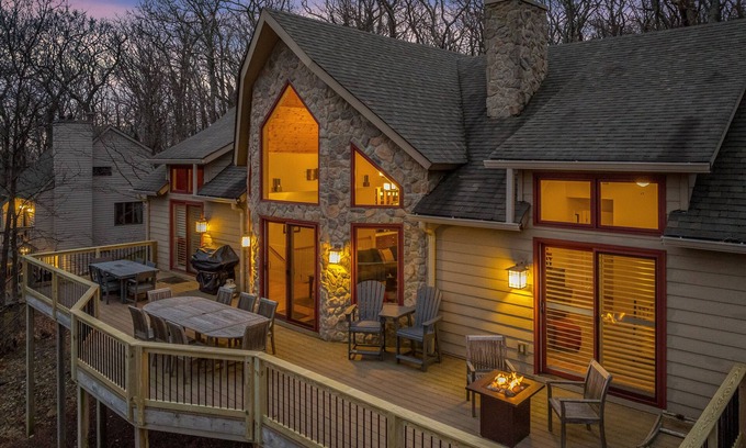 Pedlars Edge House | Red White & WTG: Game Room + Hot Tub