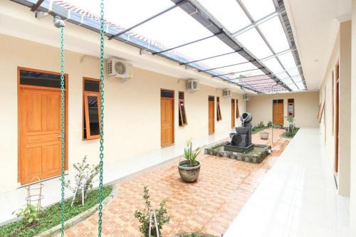 Banjarsari House | RedDoorz near Balekambang City Park