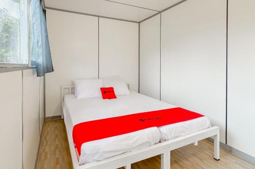 Parongpong Hotel | RedDoorz near Dusun Bambu Resort