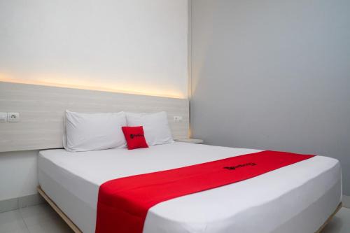 Batang Hotel | RedDoorz near Exit Tol Pekalongan