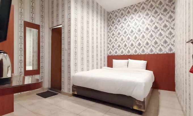 Medan Hotel | RedDoorz Plus @ Jalan Letda Sujono Medan 2