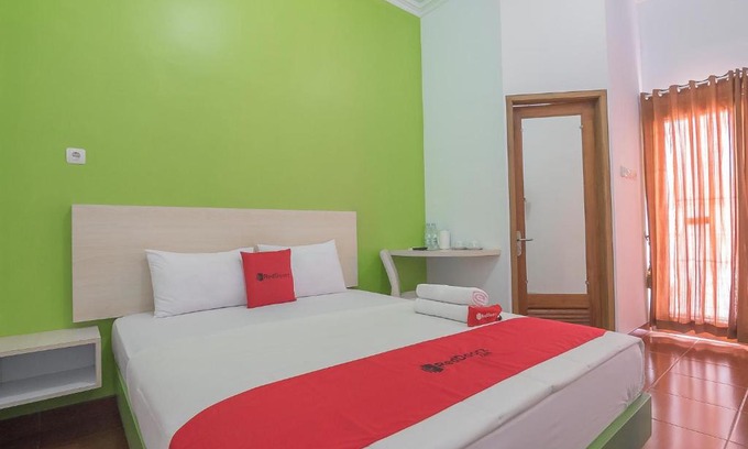 Kuningan House | RedDoorz Plus near Alun Alun Kuningan