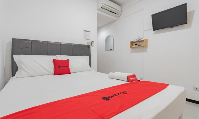 Bandung Hotel | RedDoorz Syariah At Afifah Guest House near Bikasoga Sport Center